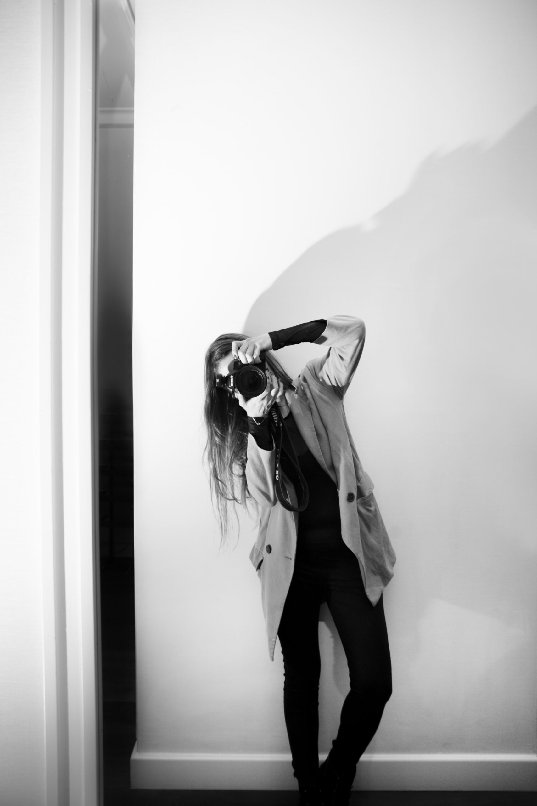 Tania Bouzon fotografiando con una camara, retrato en blanco y negro